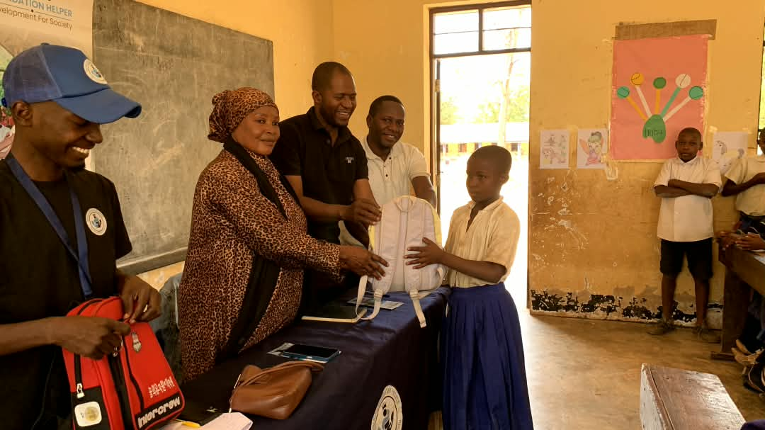 School items for children in need — photo 4